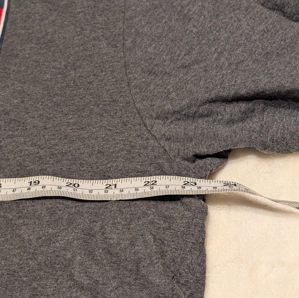 Tommy Hilfiger grey heather graphic T-shirt. XXL. Unisex. - Picture 3 of 4